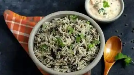 Makar Sankranti Recipe: मकर संक्रांति पर जरूर बनाई जाती है उड़द दाल खिचड़ी, 